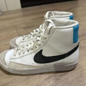 Nike Blazer mid ‘77 White and Black Sneakers with Blue Accent boys youth size 5